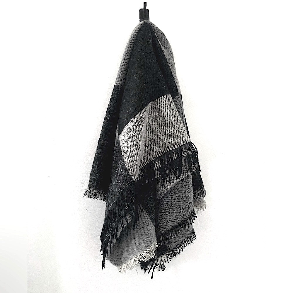 Steve Madden Two-Tone Buffalo Plaid Check Blanket Fringe Scarf Black/Grey